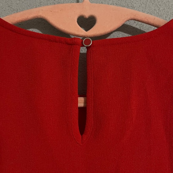 Red Scalloped Sleeveless Shirt - Picture 5 of 6